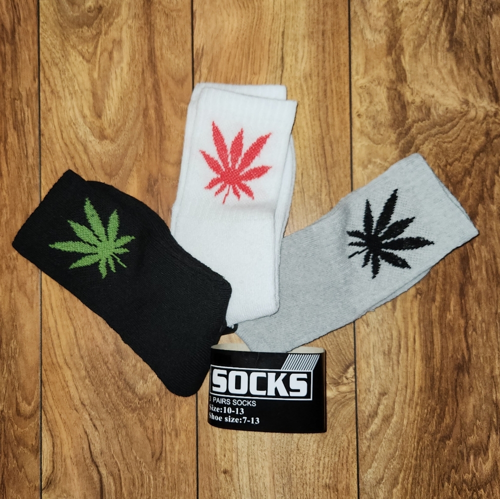 3/$18 weed leaf crew socks